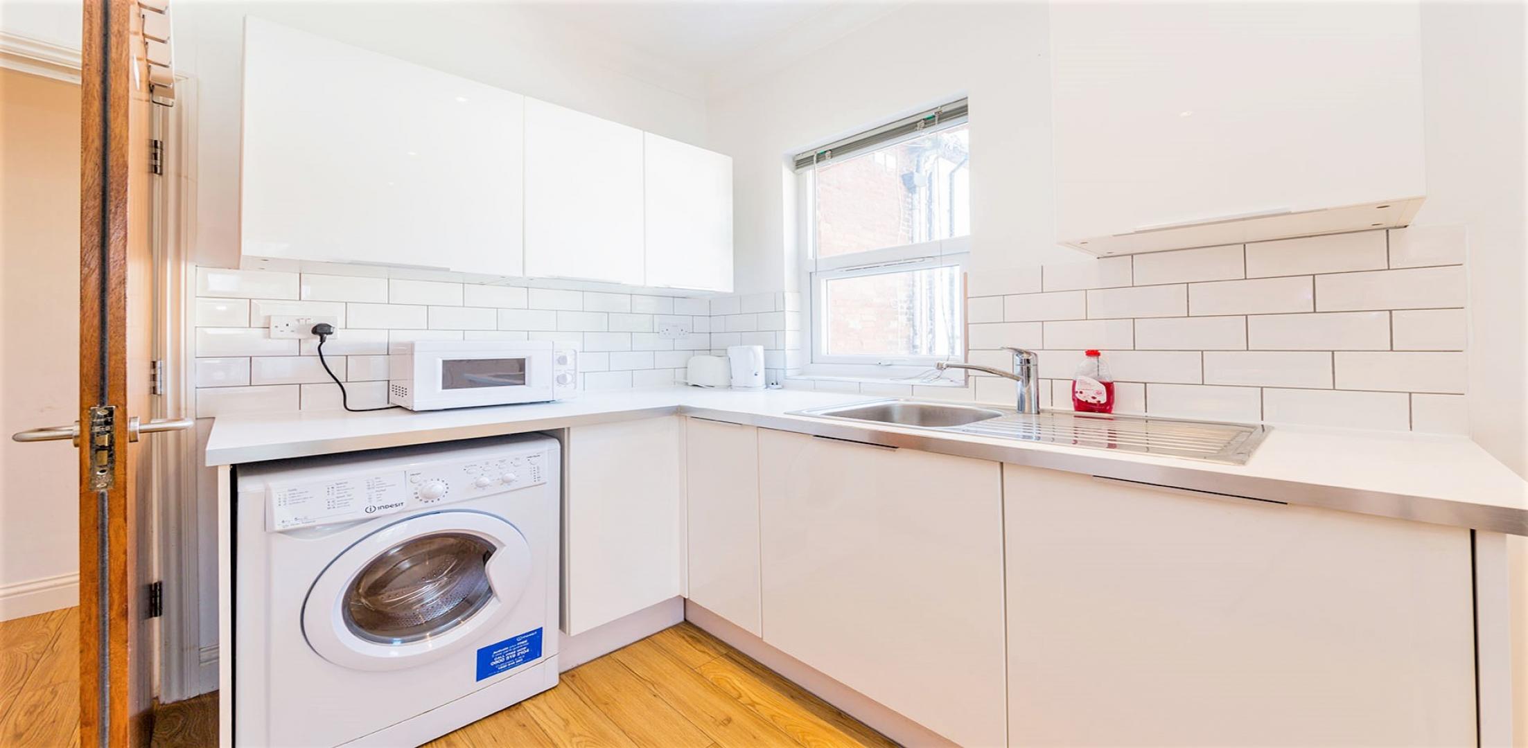 			3 Bedroom, 2 bath, 1 reception Flat			 Blenheim Gardens, Willesden Green